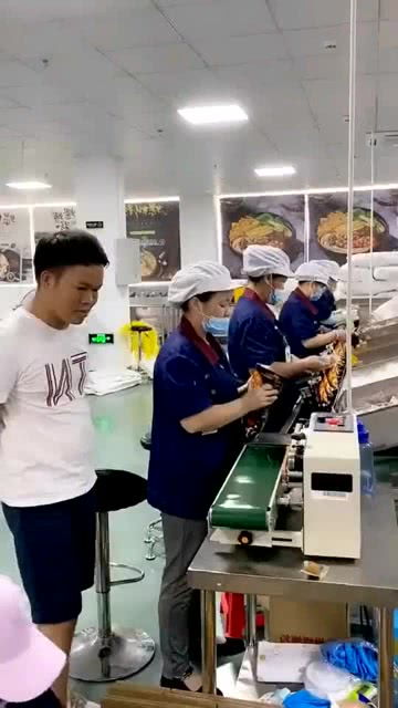 小伙来螺蛳粉厂上班第一天,就干这份工作,封口机都要被玩坏了
